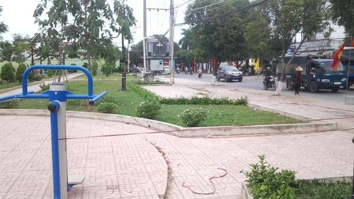 Con trai nhỏ khóc đòi cha bị đâm chết vì nhầm tưởng là bắt cóc: Người ta đâm ba con chảy máu tùm lum-3