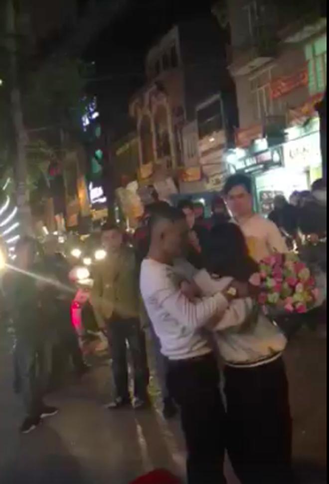 Màn tỏ tình đáng sợ nhất năm: Bị từ chối tình cảm, chàng trai túm áo hăm dọa cô gái-1