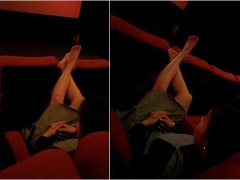 Cô gái mặc váy ngắn, hồn nhiên gác hai chân lên ghế trong rạp phim khiến nhiều người lắc đầu ngán ngẩm