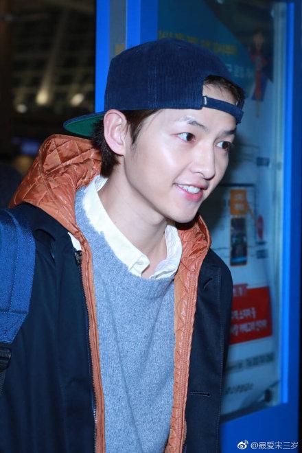 Song Joong Ki xuất hiện tươi cười sau tin đồn ly hôn Song Hye Kyo dù ngón tay đeo nhẫn cưới vẫn trống trơn-3