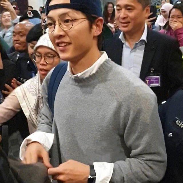 Song Joong Ki xuất hiện tươi cười sau tin đồn ly hôn Song Hye Kyo dù ngón tay đeo nhẫn cưới vẫn trống trơn-6