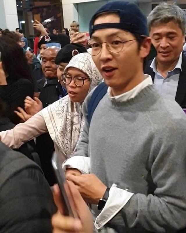 Song Joong Ki xuất hiện tươi cười sau tin đồn ly hôn Song Hye Kyo dù ngón tay đeo nhẫn cưới vẫn trống trơn-8