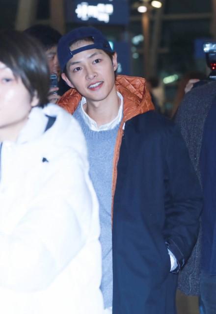 Song Joong Ki xuất hiện tươi cười sau tin đồn ly hôn Song Hye Kyo dù ngón tay đeo nhẫn cưới vẫn trống trơn-5