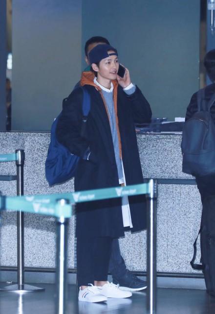 Song Joong Ki xuất hiện tươi cười sau tin đồn ly hôn Song Hye Kyo dù ngón tay đeo nhẫn cưới vẫn trống trơn-4