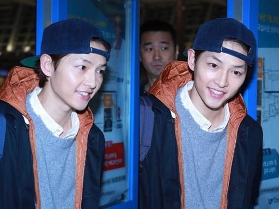 Song Joong Ki xuất hiện tươi cười sau tin đồn ly hôn Song Hye Kyo dù ngón tay đeo nhẫn cưới vẫn trống trơn