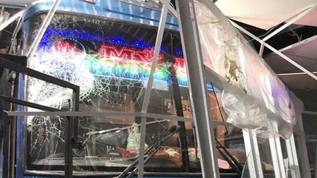 Cà Mau: Lơ xe nổ máy, xe khách chồm lên tông 1 người chết, 5 người trọng thương-1