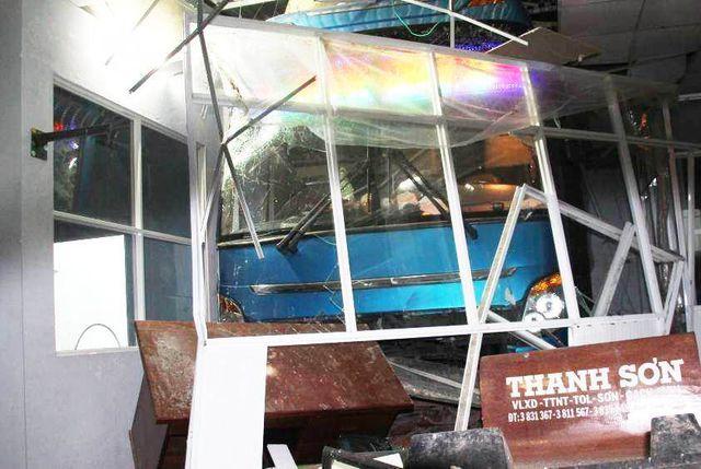 Cà Mau: Lơ xe nổ máy, xe khách chồm lên tông 1 người chết, 5 người trọng thương-2