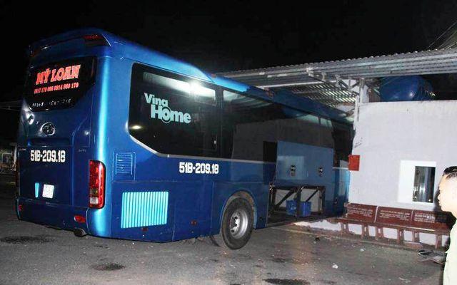 Cà Mau: Lơ xe nổ máy, xe khách chồm lên tông 1 người chết, 5 người trọng thương-3