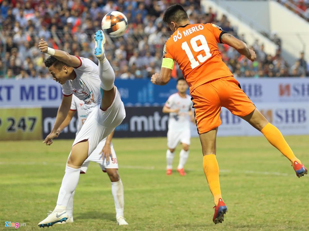 Tranh cãi gay gắt hình ảnh Quế Ngọc Hải ngồi thất thần sau thẻ vàng oan nghiệt ở trận ra mắt CLB mới-1