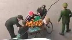Xôn xao clip người bán hàng rong bị dân phòng thu giữ từng quả cam
