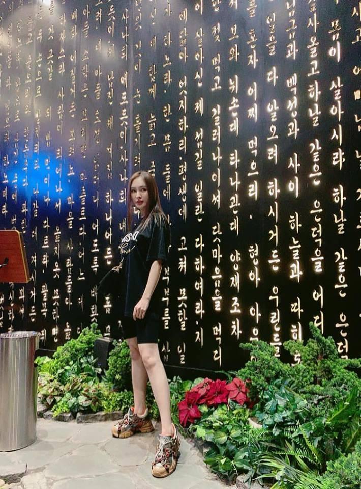 Fans tung clip ghi lại phản ứng cực dễ thương của Midu khi được tặng quà-10