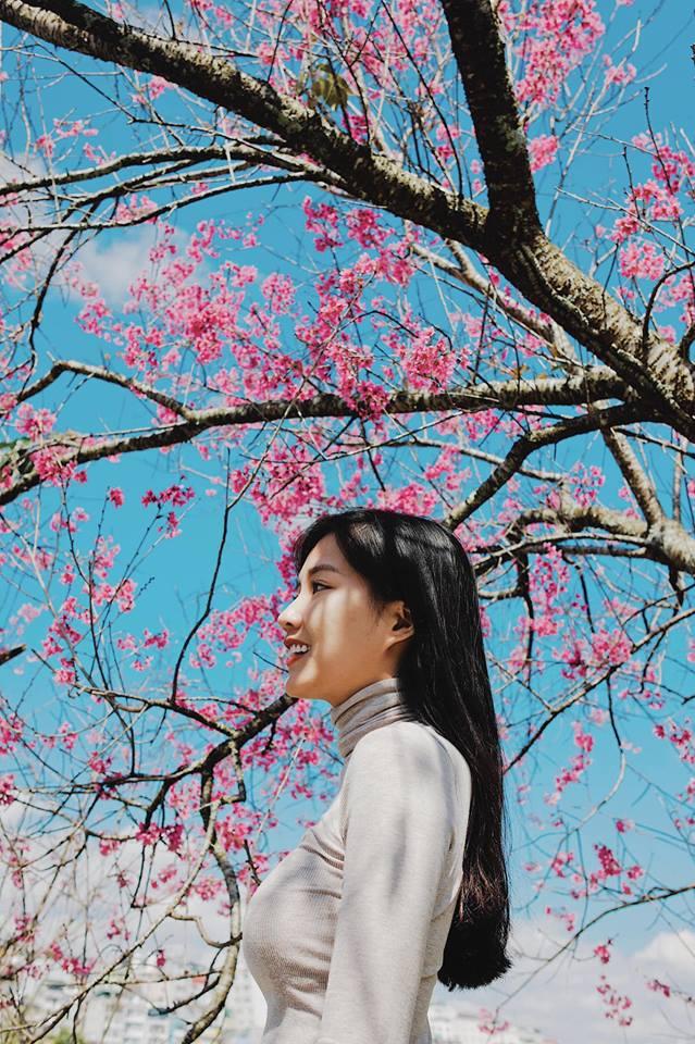 Fans tung clip ghi lại phản ứng cực dễ thương của Midu khi được tặng quà-3