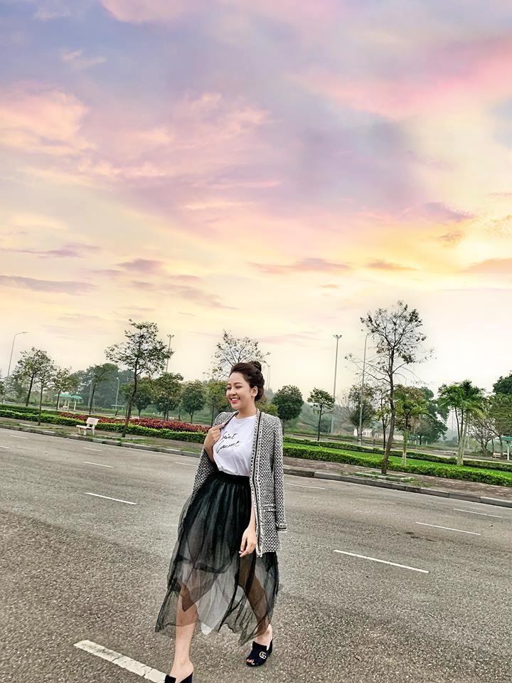 Fans tung clip ghi lại phản ứng cực dễ thương của Midu khi được tặng quà-8