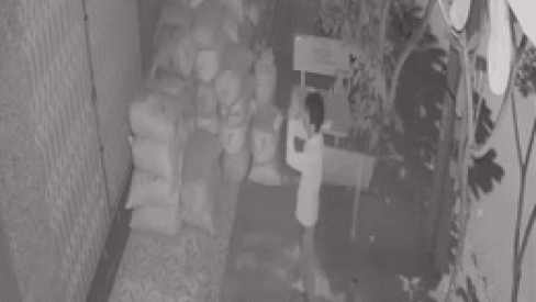 NGẠC NHIÊN CHƯA: Thanh niên trộm đồ xong quay lại quỳ lạy trước cửa nhà gia chủ-1