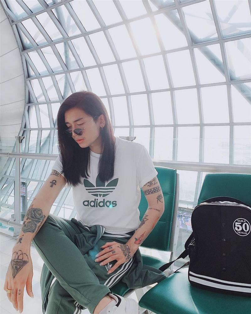 Khoe street style mà Thúy Vi ăn mặc mát mẻ như đi biển, Đức Phúc trưng đồ hiệu mà như diện túi nilon đựng rác-1