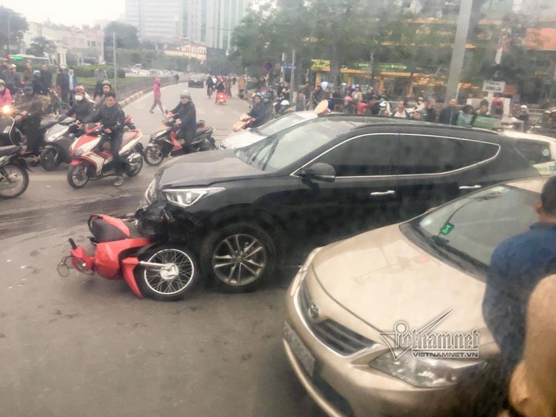 Xế hộp làm xiếc ở Hà Nội, húc bẹp dúm 2 ô tô và kéo lê xe máy-1