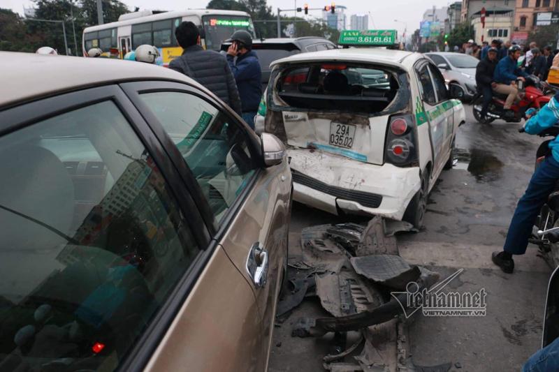 Xế hộp làm xiếc ở Hà Nội, húc bẹp dúm 2 ô tô và kéo lê xe máy-2