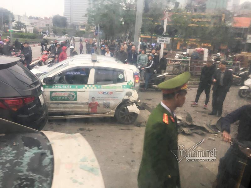 Xế hộp làm xiếc ở Hà Nội, húc bẹp dúm 2 ô tô và kéo lê xe máy-4