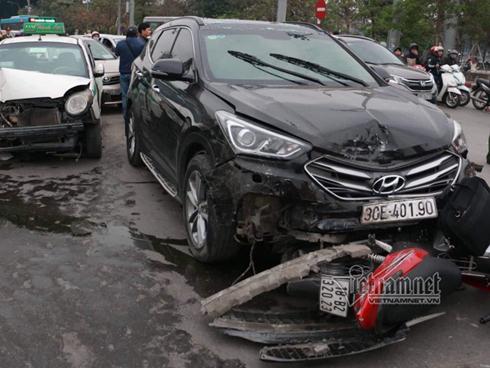 Xế hộp 'làm xiếc' ở Hà Nội, húc bẹp dúm 2 ô tô và kéo lê xe máy