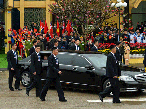 Dàn vệ sĩ của ông Kim Jong Un chạy theo bảo vệ đoàn xe tại Đồng Đăng