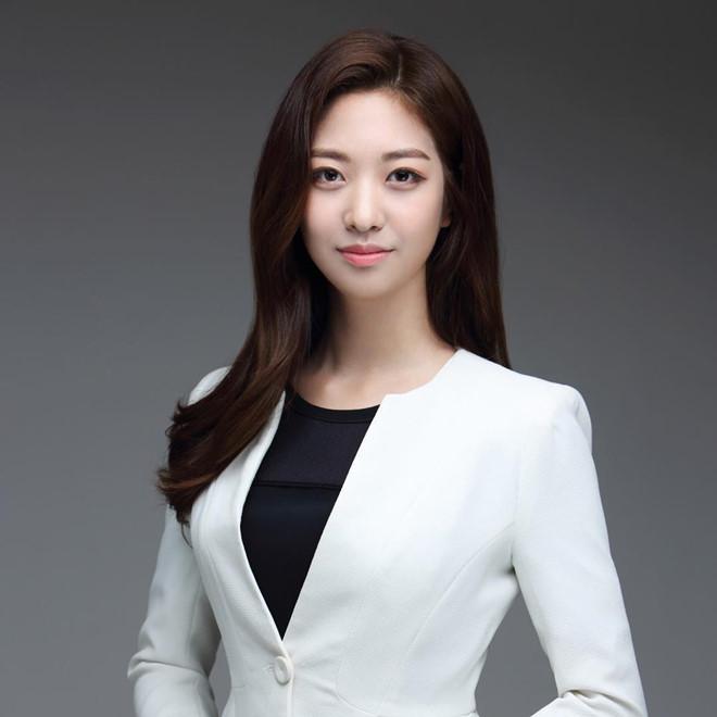 Điểm danh loạt cực phẩm phóng viên đến từ Hàn Quốc đang hạ gục cư dân mạng Việt Nam-5