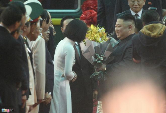 Nữ sinh mặc áo dài trắng tặng hoa ông Kim Jong Un là ai?-1