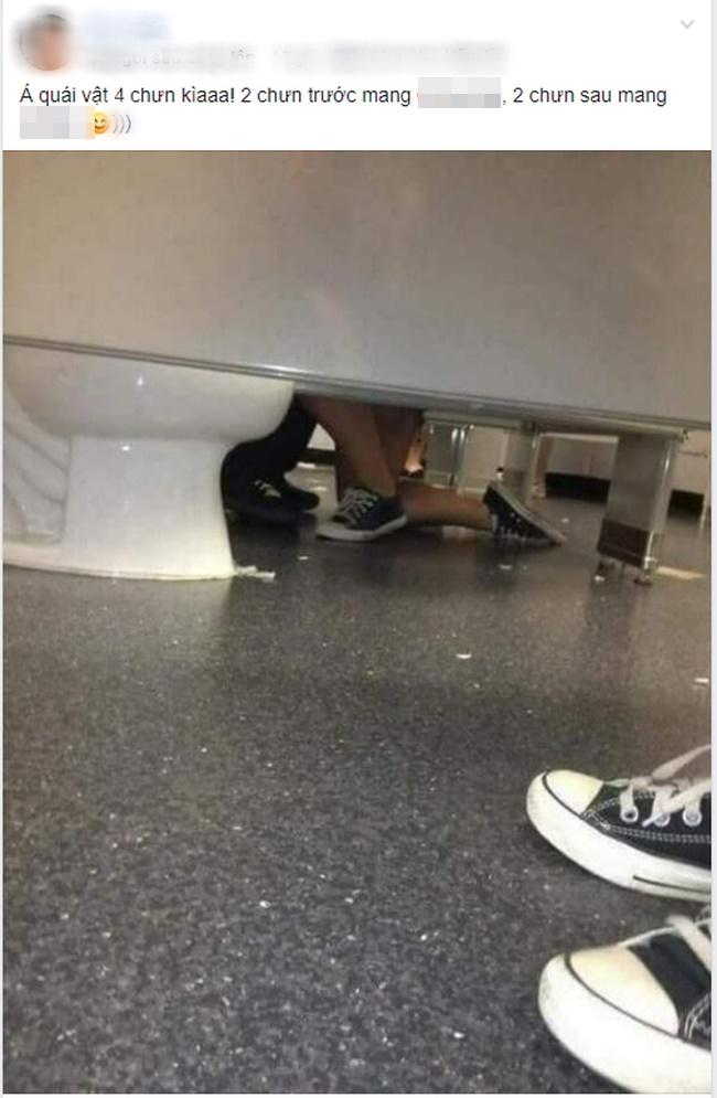 LẠ LẮM À NGHEN: 4 chân quấn nhau trong nhà vệ sinh, dân tình xúm lại đoán diễn biến cảnh nóng đang diễn ra-1