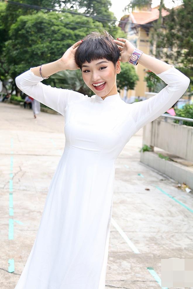 H\'Hen Niê với mái tóc ngắn búi cao và trang phục áo dài thanh lịch, tạo nên một vẻ đẹp tinh tế và cá tính. Hãy cùng ngắm nhìn những hình ảnh ấn tượng của Người đẹp Việt Nam 2018.