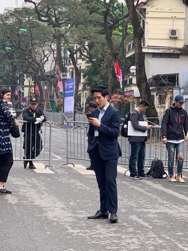 Lộ danh tính nam phóng viên cực phẩm tác nghiệp tại thượng đỉnh Mỹ - Triều-7