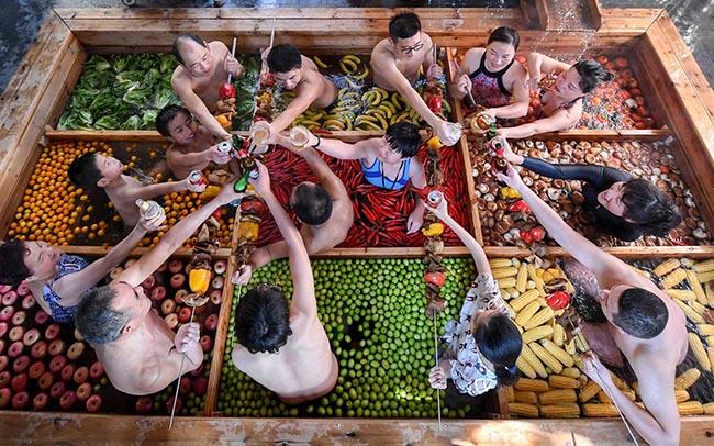 Thử lẩu người tại bể bơi nước nóng dị nhất thế giới-1