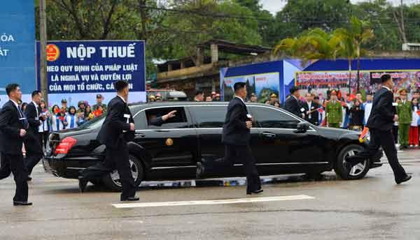 Quần veston ống loe của 12 vệ sĩ chạy bộ quanh lãnh đạo Triều Tiên có gì thú vị?-2