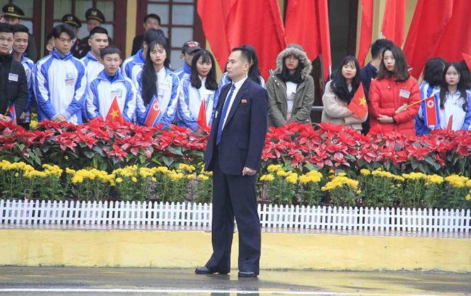 Quần veston ống loe của 12 vệ sĩ chạy bộ quanh lãnh đạo Triều Tiên có gì thú vị?-3