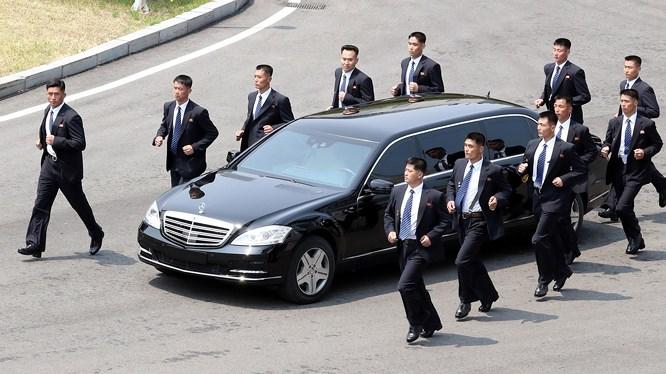 Quần veston ống loe của 12 vệ sĩ chạy bộ quanh lãnh đạo Triều Tiên có gì thú vị?-4