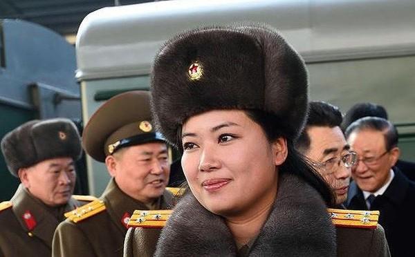 Nhan sắc nữ ca sĩ quyền lực nhất Triều Tiên theo chân ông Kim Jong-un tới Hà Nội-5