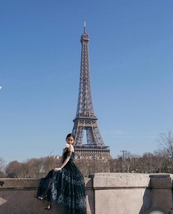 Mặc lùm xùm bị đàn em tát, Angela Baby chiêu đãi fans bằng bộ ảnh đẹp xuất sắc tại Paris-6