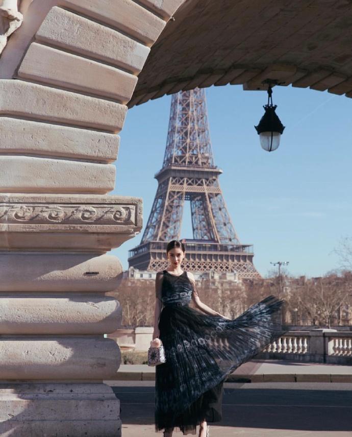 Mặc lùm xùm bị đàn em tát, Angela Baby chiêu đãi fans bằng bộ ảnh đẹp xuất sắc tại Paris-7