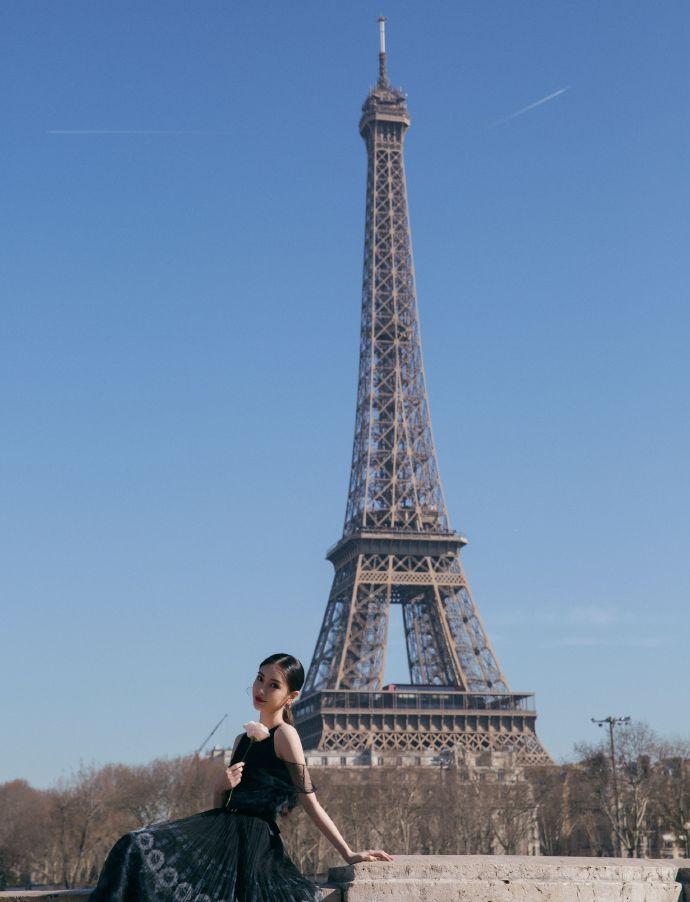 Mặc lùm xùm bị đàn em tát, Angela Baby chiêu đãi fans bằng bộ ảnh đẹp xuất sắc tại Paris-8