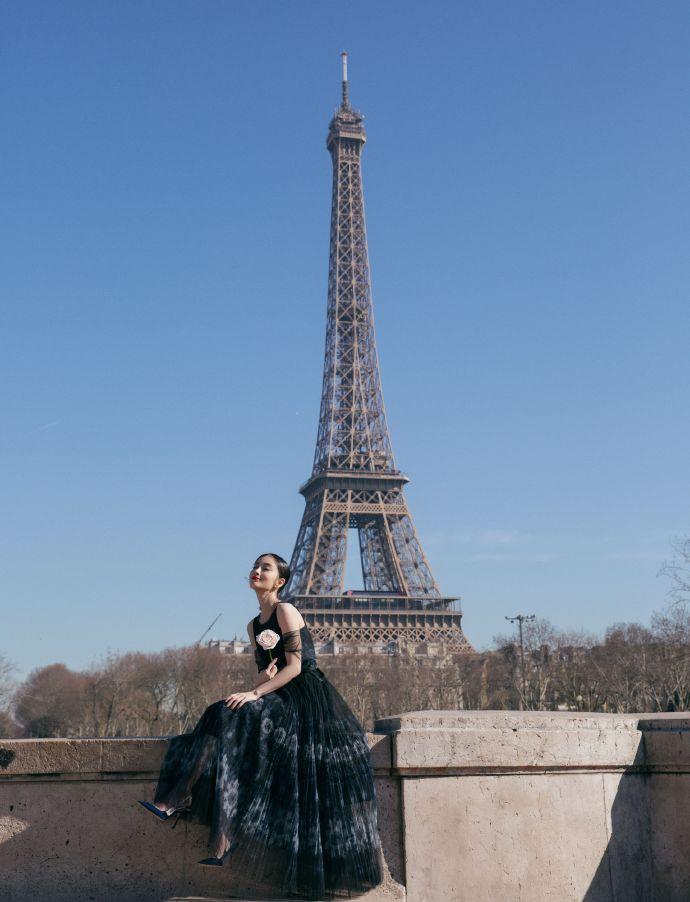 Mặc lùm xùm bị đàn em tát, Angela Baby chiêu đãi fans bằng bộ ảnh đẹp xuất sắc tại Paris-9