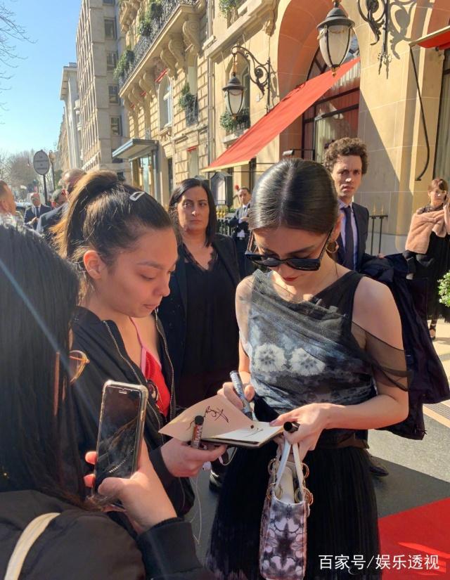 Mặc lùm xùm bị đàn em tát, Angela Baby chiêu đãi fans bằng bộ ảnh đẹp xuất sắc tại Paris-16