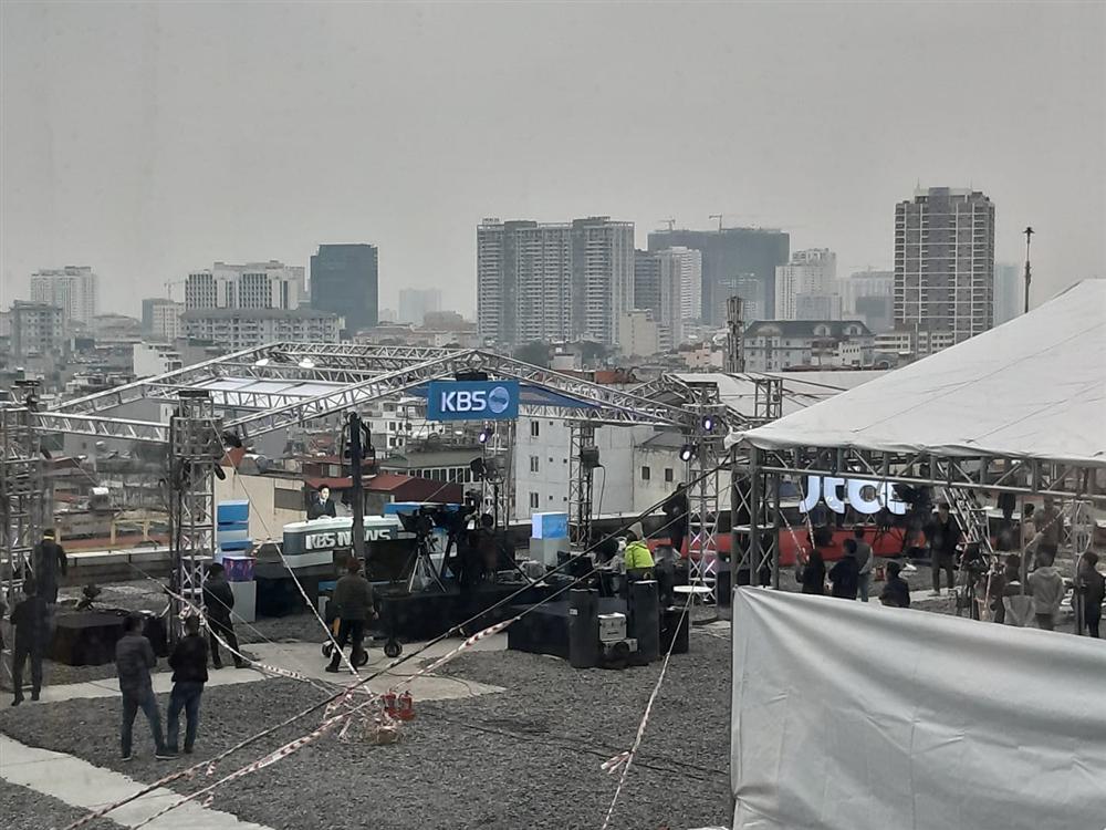 Tác nghiệp siêu thần thánh, truyền thông quốc tế khiến dân mạng Việt Nam xuýt xoa ngưỡng mộ khi dựng trường quay chất hơn nước cất-4