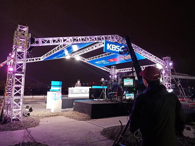 Tác nghiệp siêu thần thánh, truyền thông quốc tế khiến dân mạng Việt Nam xuýt xoa ngưỡng mộ khi dựng trường quay chất hơn nước cất-5