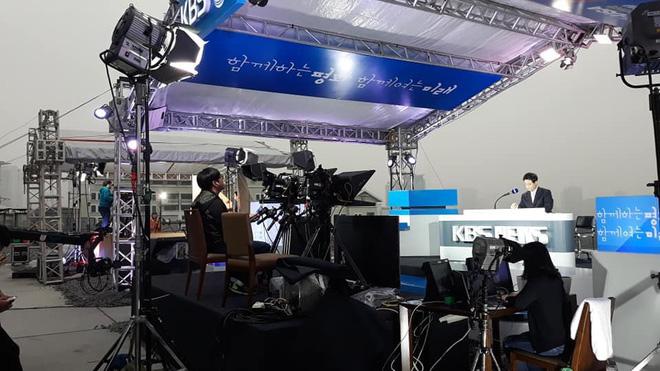 Tác nghiệp siêu thần thánh, truyền thông quốc tế khiến dân mạng Việt Nam xuýt xoa ngưỡng mộ khi dựng trường quay chất hơn nước cất-7