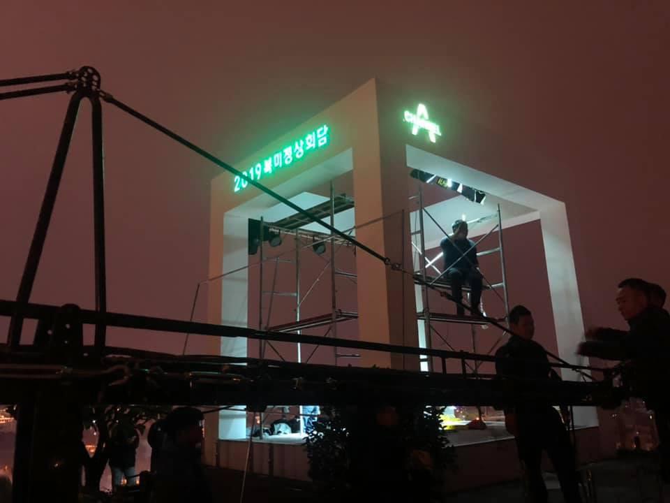 Tác nghiệp siêu thần thánh, truyền thông quốc tế khiến dân mạng Việt Nam xuýt xoa ngưỡng mộ khi dựng trường quay chất hơn nước cất-9