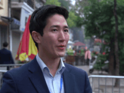 Phóng viên Hàn Quốc đẹp trai như tài tử đưa tin Thượng đỉnh Mỹ Triều