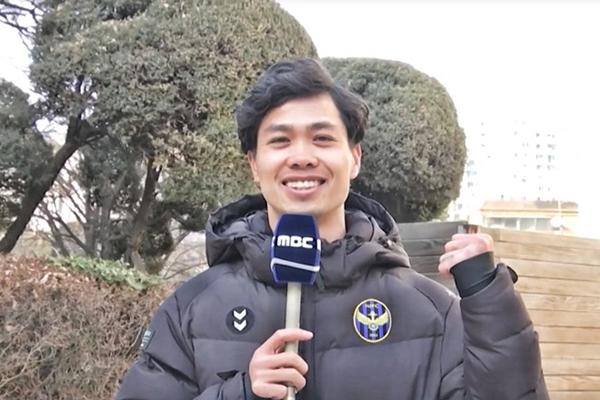 Lần đầu trổ tài làm MC của đài MBC nhưng Công Phượng khiến người xem cười bò khi đang dẫn thì quên lời-1