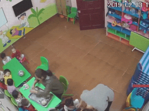 Bé mầm non ở Hà Nội bị cô giáo lôi ra góc lớp tát tới tấp vì không chịu ăn-1