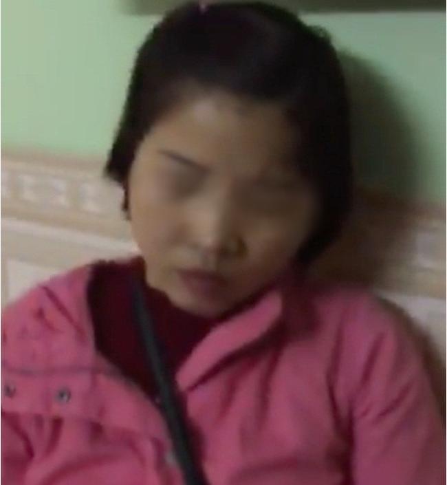 Bị bắt quả tang vào nhà nghỉ với giám đốc, nữ chính trơ mặt ngồi bấm điện thoại mặc bạn trai gào thét: Tối qua vừa làm rồi cơ mà-1