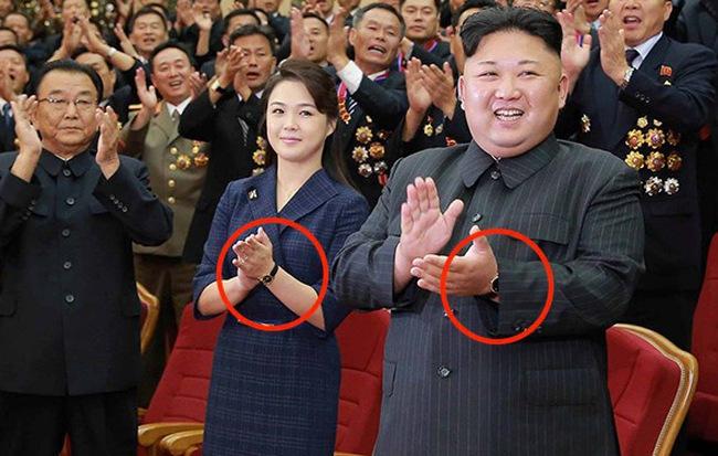 Cặp đồng hồ giá bình dân này được cho là đồng hồ đôi của vị Lãnh đạo Triều Tiên Kim Jong-un và vợ-1