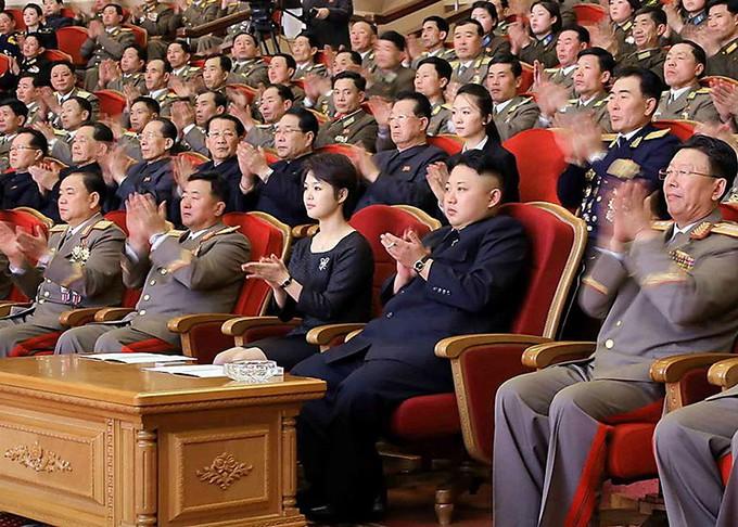 Cặp đồng hồ giá bình dân này được cho là đồng hồ đôi của vị Lãnh đạo Triều Tiên Kim Jong-un và vợ-2
