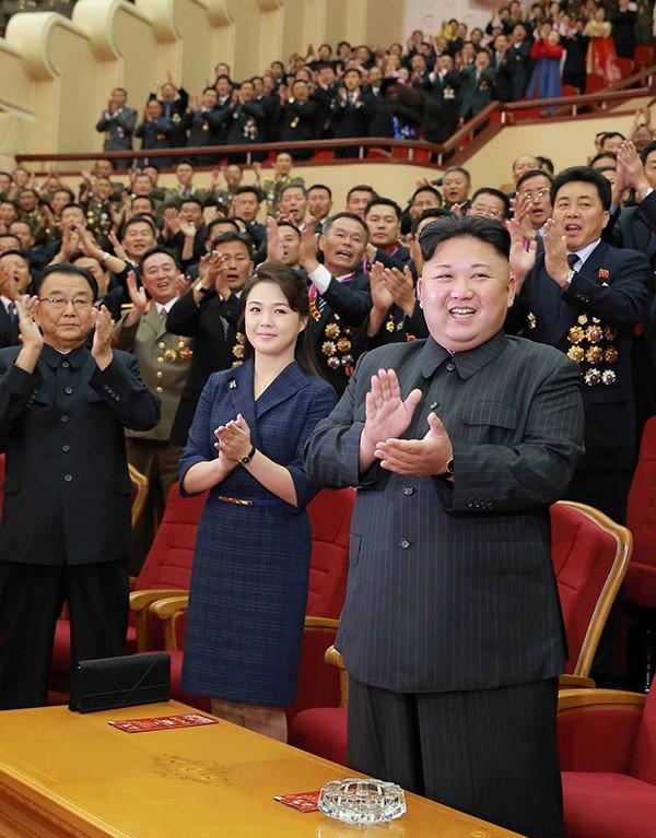 Cặp đồng hồ giá bình dân này được cho là đồng hồ đôi của vị Lãnh đạo Triều Tiên Kim Jong-un và vợ-3